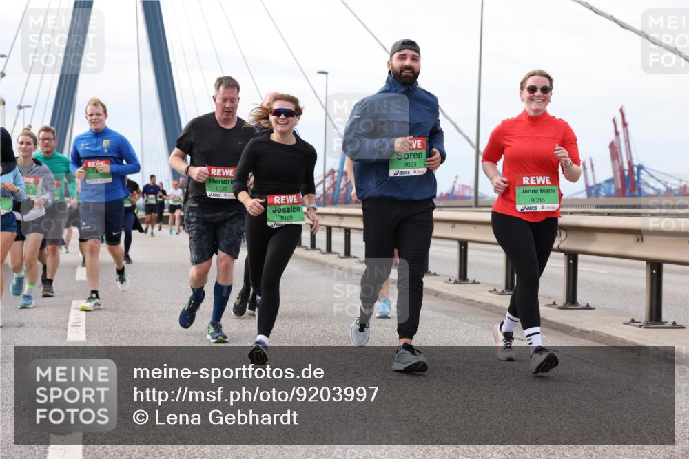 03.10.2025 - Köhlbrandbrückenlauf Lena Gebhardt http://msf.ph/oto/9203997 03.10.2025 15:55:12 Position 2 8137, 8109, 9029, 9036 meine-sportfotos.de