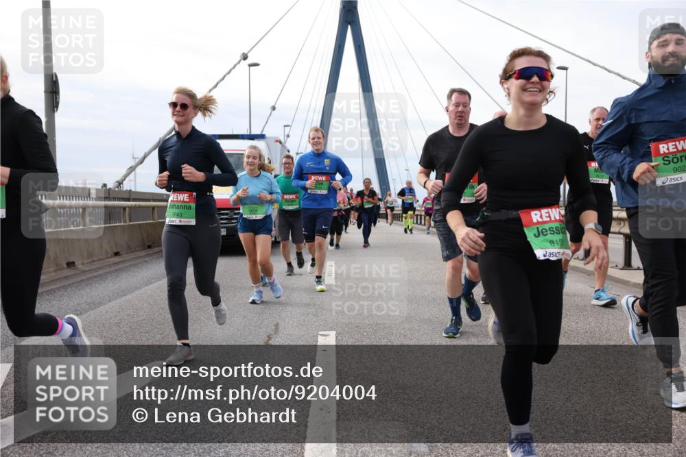 03.10.2025 - Köhlbrandbrückenlauf Lena Gebhardt http://msf.ph/oto/9204004 03.10.2025 15:55:13 Position 2 9043, 810, 902 meine-sportfotos.de