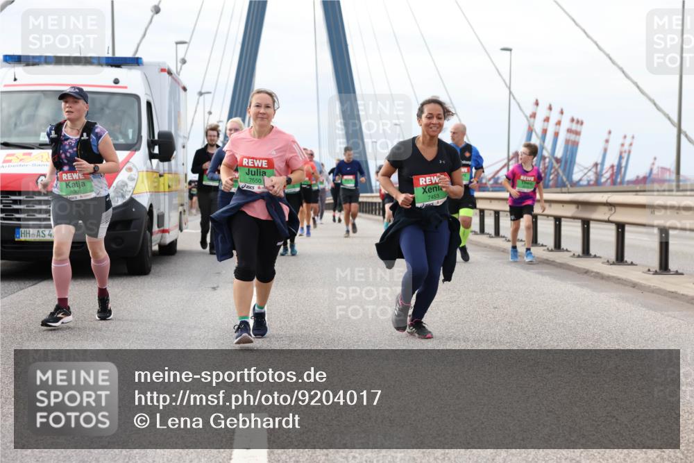 03.10.2025 - Köhlbrandbrückenlauf Lena Gebhardt http://msf.ph/oto/9204017 03.10.2025 15:55:16 Position 2 8300, 7550, 7453, 4 meine-sportfotos.de