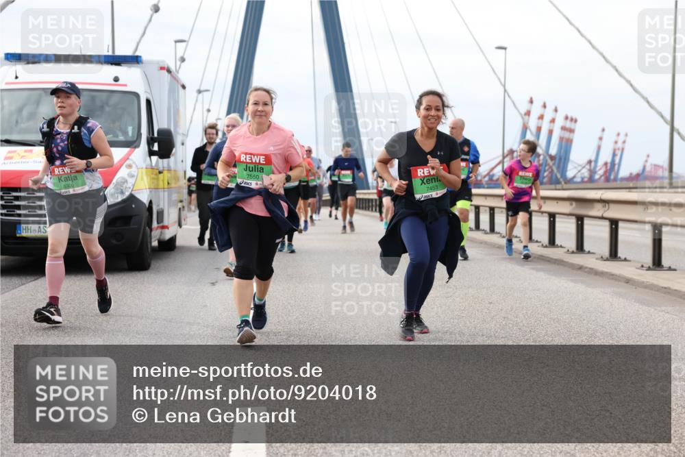 03.10.2025 - Köhlbrandbrückenlauf Lena Gebhardt http://msf.ph/oto/9204018 03.10.2025 15:55:16 Position 2 8300, 7550, 7453 meine-sportfotos.de