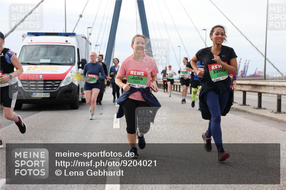 03.10.2025 - Köhlbrandbrückenlauf Lena Gebhardt http://msf.ph/oto/9204021 03.10.2025 15:55:17 Position 2 4249, 7550, 7453 meine-sportfotos.de