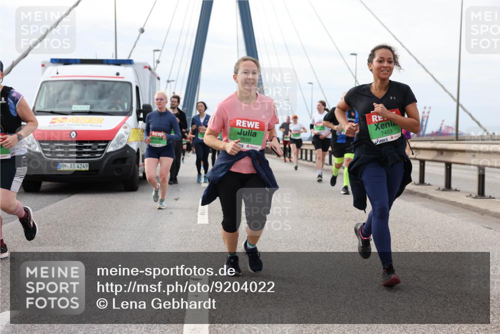 03.10.2025 - Köhlbrandbrückenlauf Lena Gebhardt http://msf.ph/oto/9204022 03.10.2025 15:55:17 Position 2 42, 85, 4249, 7550, 7453 meine-sportfotos.de