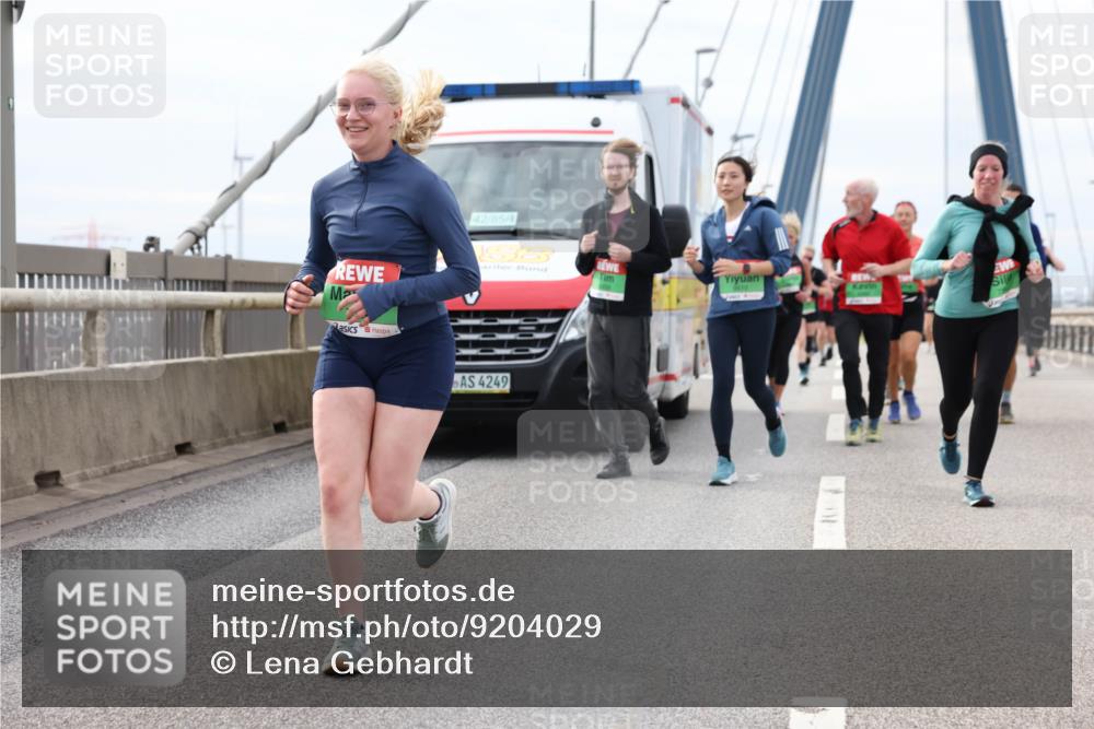 03.10.2025 - Köhlbrandbrückenlauf Lena Gebhardt http://msf.ph/oto/9204029 03.10.2025 15:55:19 Position 2 42, 85, 4249 meine-sportfotos.de