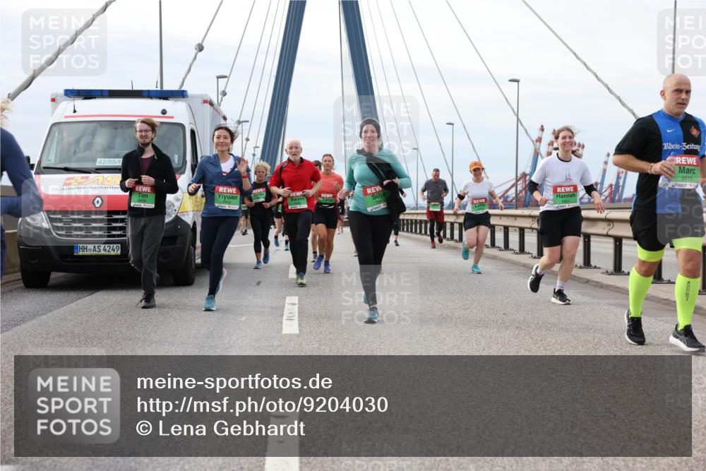 03.10.2025 - Köhlbrandbrückenlauf Lena Gebhardt http://msf.ph/oto/9204030 03.10.2025 15:55:19 Position 2 42, 85, 1, 4249, 8953, 9516 meine-sportfotos.de