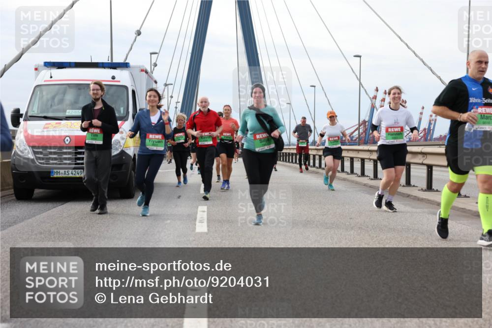 03.10.2025 - Köhlbrandbrückenlauf Lena Gebhardt http://msf.ph/oto/9204031 03.10.2025 15:55:19 Position 2 42, 85, 4249, 9516 meine-sportfotos.de