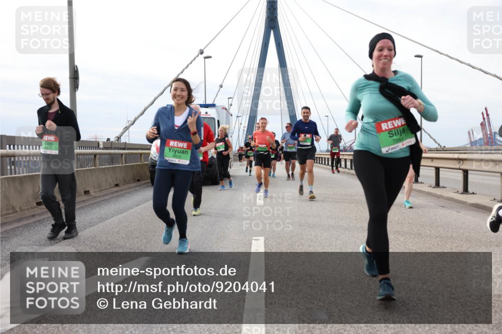 03.10.2025 - Köhlbrandbrückenlauf Lena Gebhardt http://msf.ph/oto/9204041 03.10.2025 15:55:21 Position 2 8458, 9510, 7544 meine-sportfotos.de