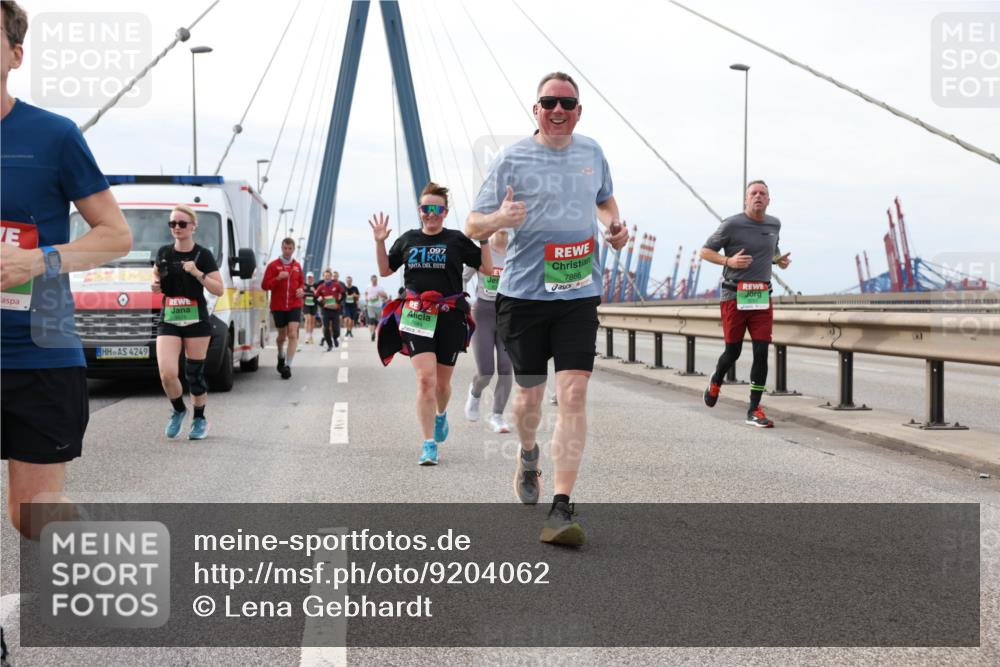 03.10.2025 - Köhlbrandbrückenlauf Lena Gebhardt http://msf.ph/oto/9204062 03.10.2025 15:55:25 Position 2 4249, 21, 997, 7664, 7866 meine-sportfotos.de