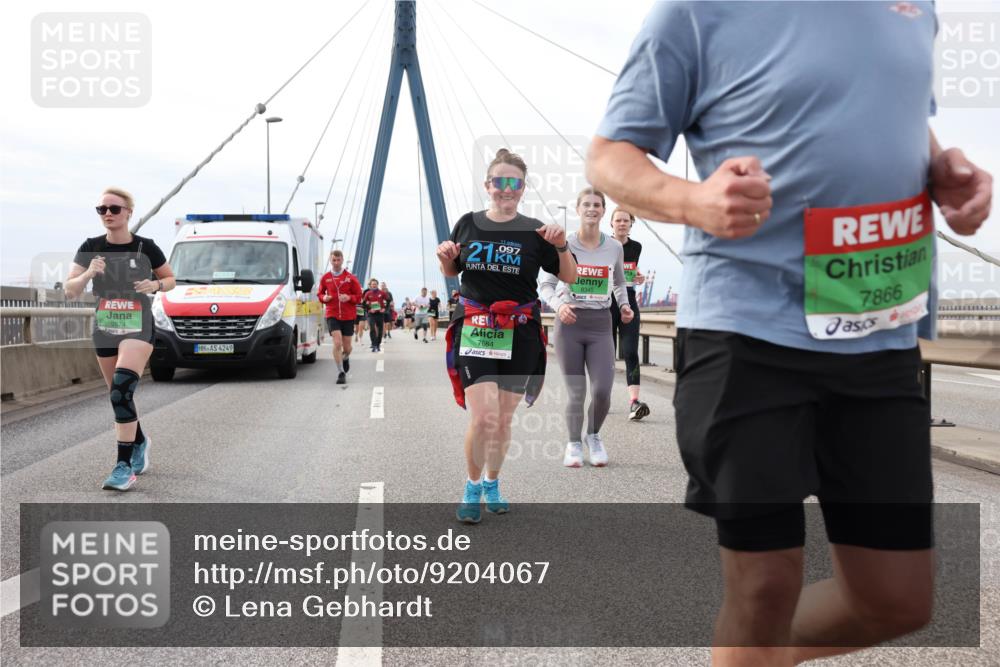 03.10.2025 - Köhlbrandbrückenlauf Lena Gebhardt http://msf.ph/oto/9204067 03.10.2025 15:55:26 Position 2 9574, 4249, 21, 097, 8345, 7664, 7866 meine-sportfotos.de
