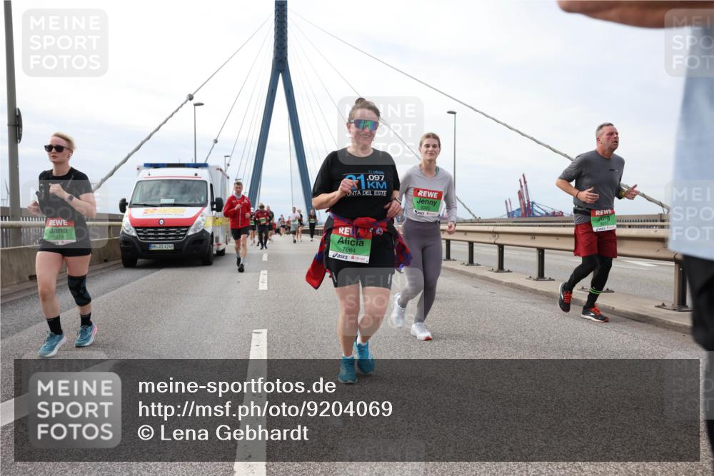 03.10.2025 - Köhlbrandbrückenlauf Lena Gebhardt http://msf.ph/oto/9204069 03.10.2025 15:55:26 Position 2 9574, 4249, 11, 097, 1, 8345, 7664 meine-sportfotos.de