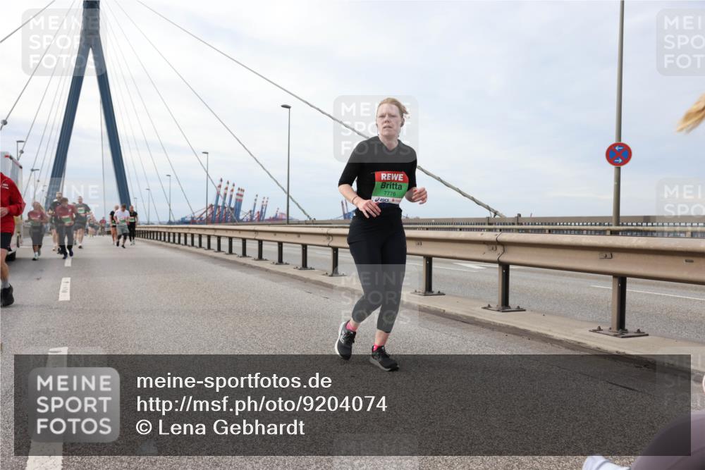 03.10.2025 - Köhlbrandbrückenlauf Lena Gebhardt http://msf.ph/oto/9204074 03.10.2025 15:55:28 Position 2 7776 meine-sportfotos.de
