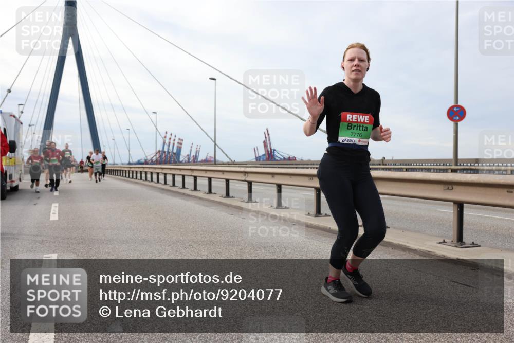 03.10.2025 - Köhlbrandbrückenlauf Lena Gebhardt http://msf.ph/oto/9204077 03.10.2025 15:55:28 Position 2 7776 meine-sportfotos.de