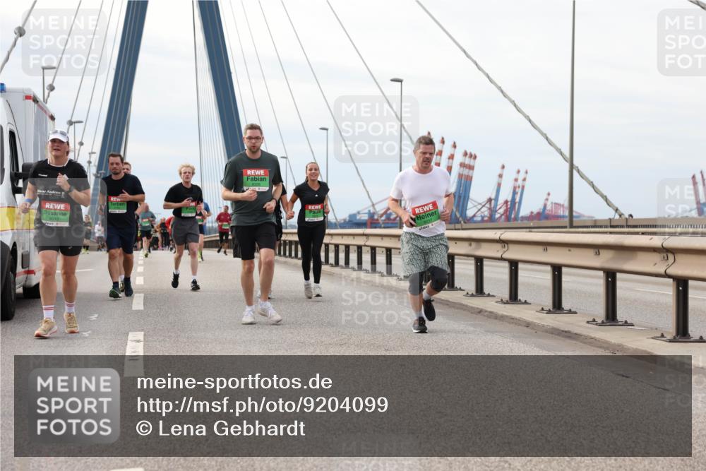03.10.2025 - Köhlbrandbrückenlauf Lena Gebhardt http://msf.ph/oto/9204099 03.10.2025 15:55:33 Position 2 8016 meine-sportfotos.de