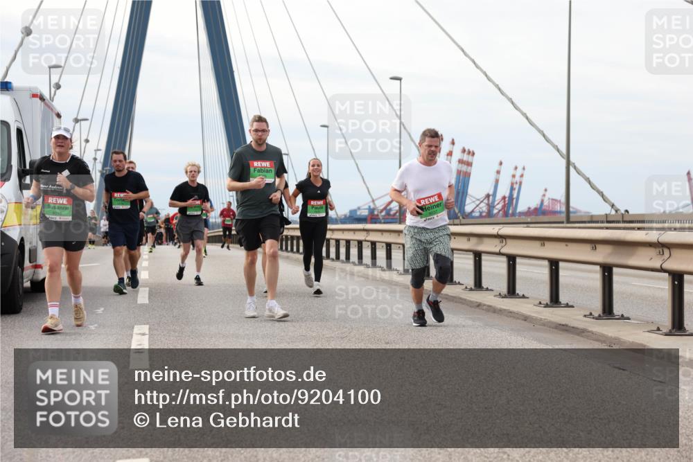 03.10.2025 - Köhlbrandbrückenlauf Lena Gebhardt http://msf.ph/oto/9204100 03.10.2025 15:55:33 Position 2 8016 meine-sportfotos.de
