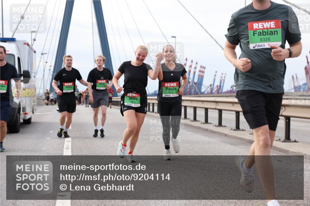 03.10.2025 - Köhlbrandbrückenlauf Lena Gebhardt http://msf.ph/oto/9204114 03.10.2025 15:55:35 Position 2 7876, 7670, 8326 meine-sportfotos.de