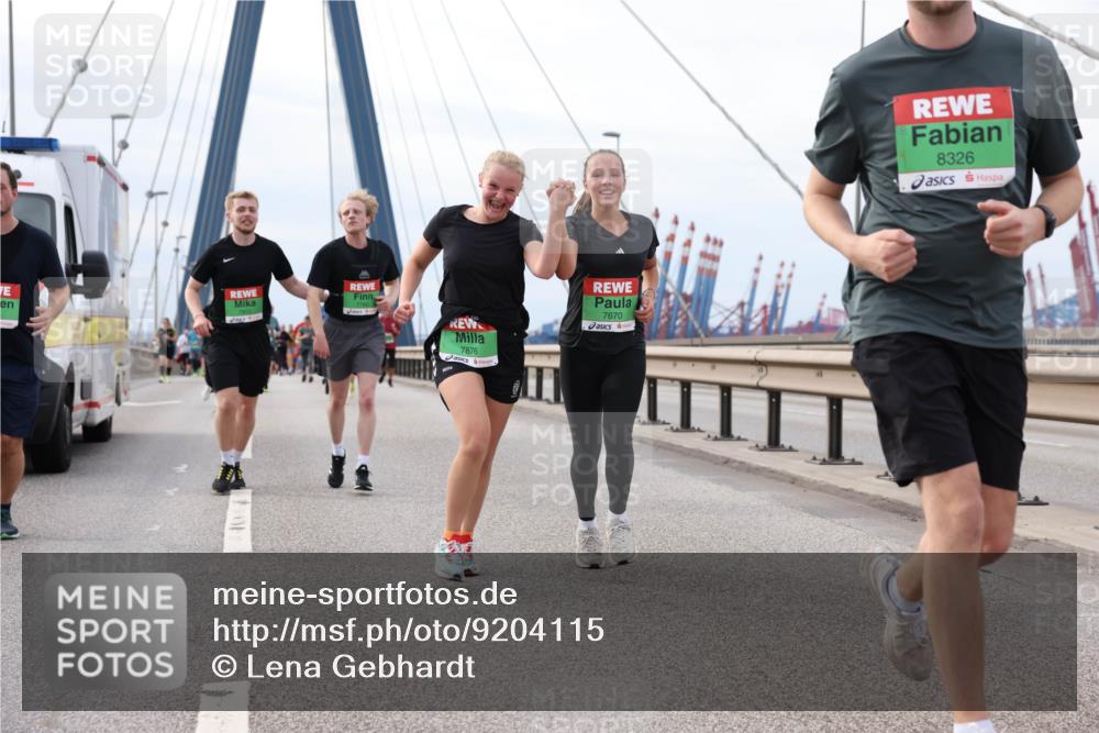 03.10.2025 - Köhlbrandbrückenlauf Lena Gebhardt http://msf.ph/oto/9204115 03.10.2025 15:55:35 Position 2 7876, 7670, 8326 meine-sportfotos.de