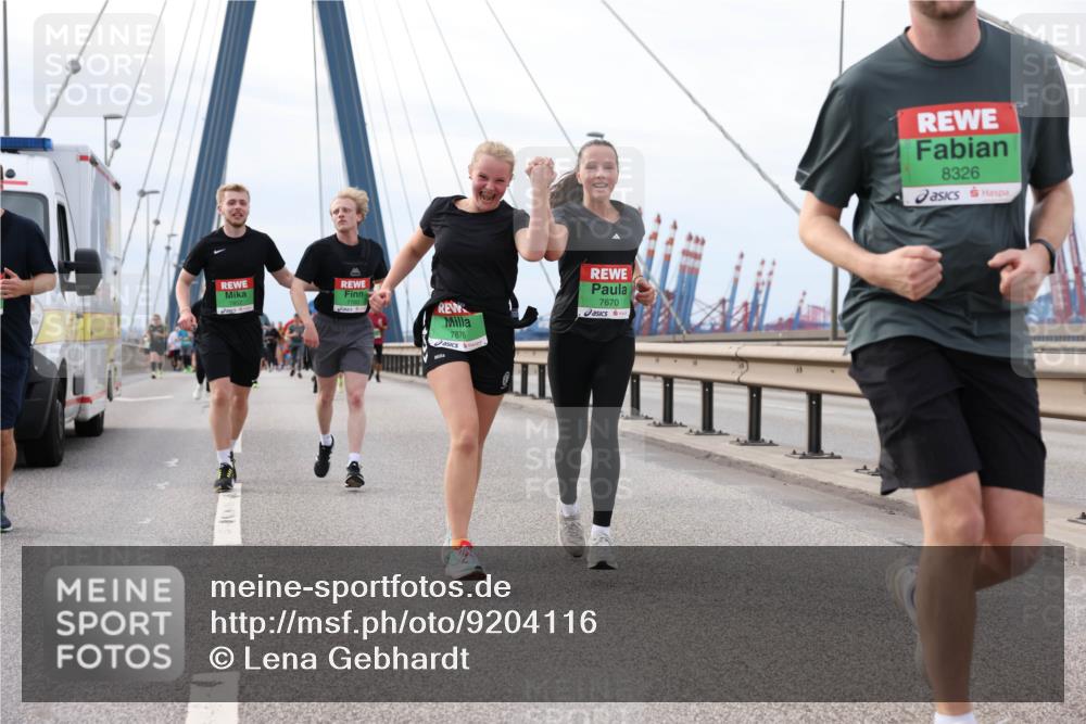 03.10.2025 - Köhlbrandbrückenlauf Lena Gebhardt http://msf.ph/oto/9204116 03.10.2025 15:55:36 Position 2 7876, 7670, 8326 meine-sportfotos.de