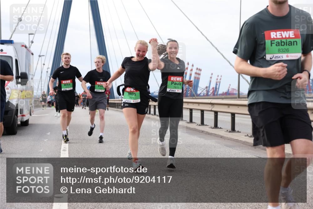 03.10.2025 - Köhlbrandbrückenlauf Lena Gebhardt http://msf.ph/oto/9204117 03.10.2025 15:55:36 Position 2 7876, 7670, 8326 meine-sportfotos.de