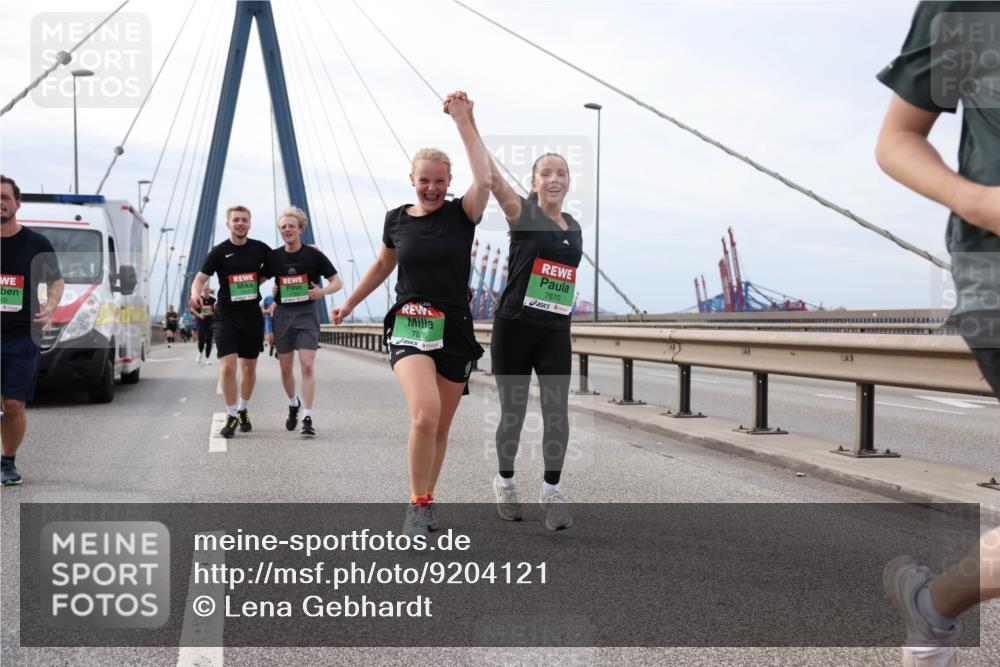 03.10.2025 - Köhlbrandbrückenlauf Lena Gebhardt http://msf.ph/oto/9204121 03.10.2025 15:55:36 Position 2 70, 7876, 7670 meine-sportfotos.de