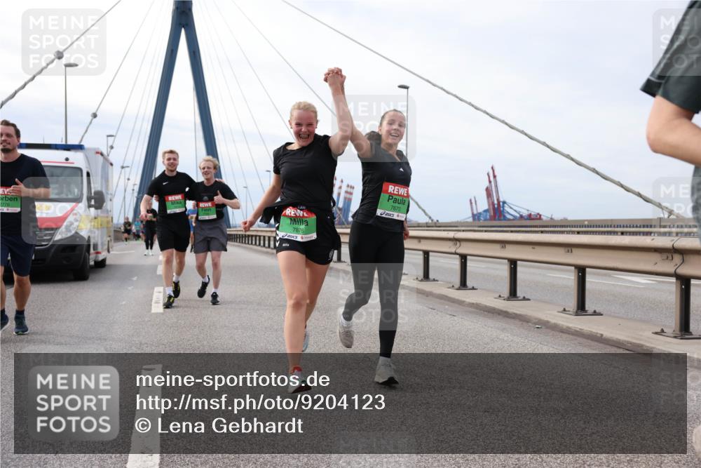 03.10.2025 - Köhlbrandbrückenlauf Lena Gebhardt http://msf.ph/oto/9204123 03.10.2025 15:55:36 Position 2 7770, 7876, 7670 meine-sportfotos.de