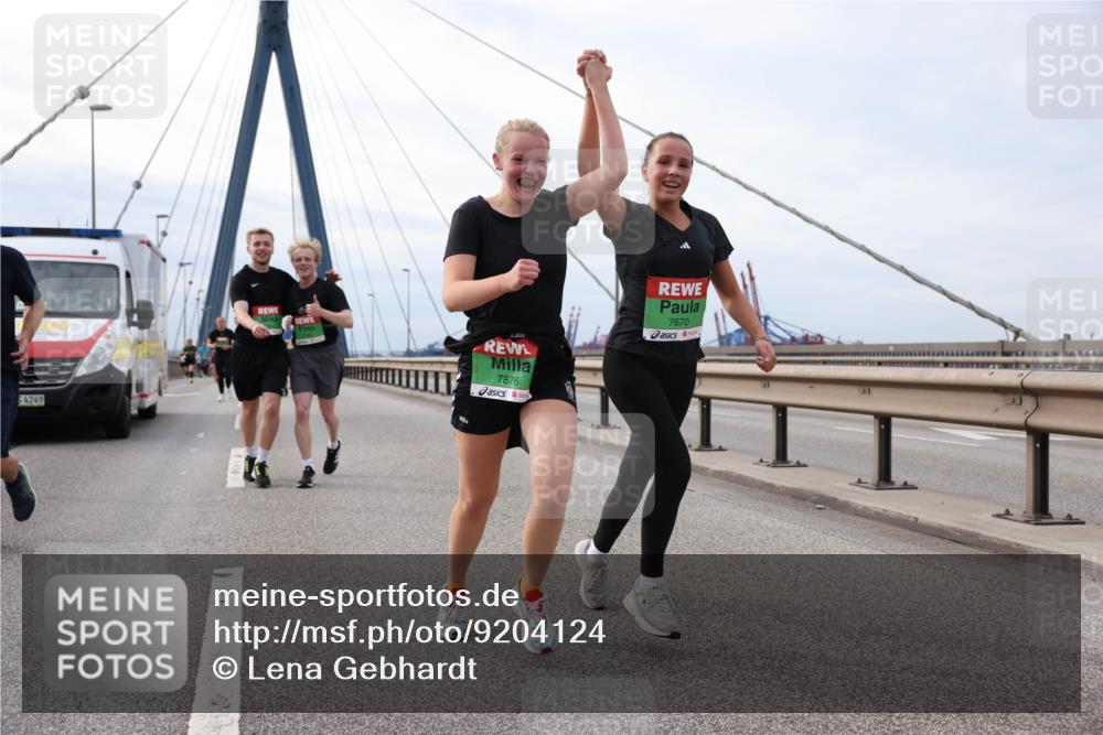 03.10.2025 - Köhlbrandbrückenlauf Lena Gebhardt http://msf.ph/oto/9204124 03.10.2025 15:55:37 Position 2 4249, 7876, 7670 meine-sportfotos.de