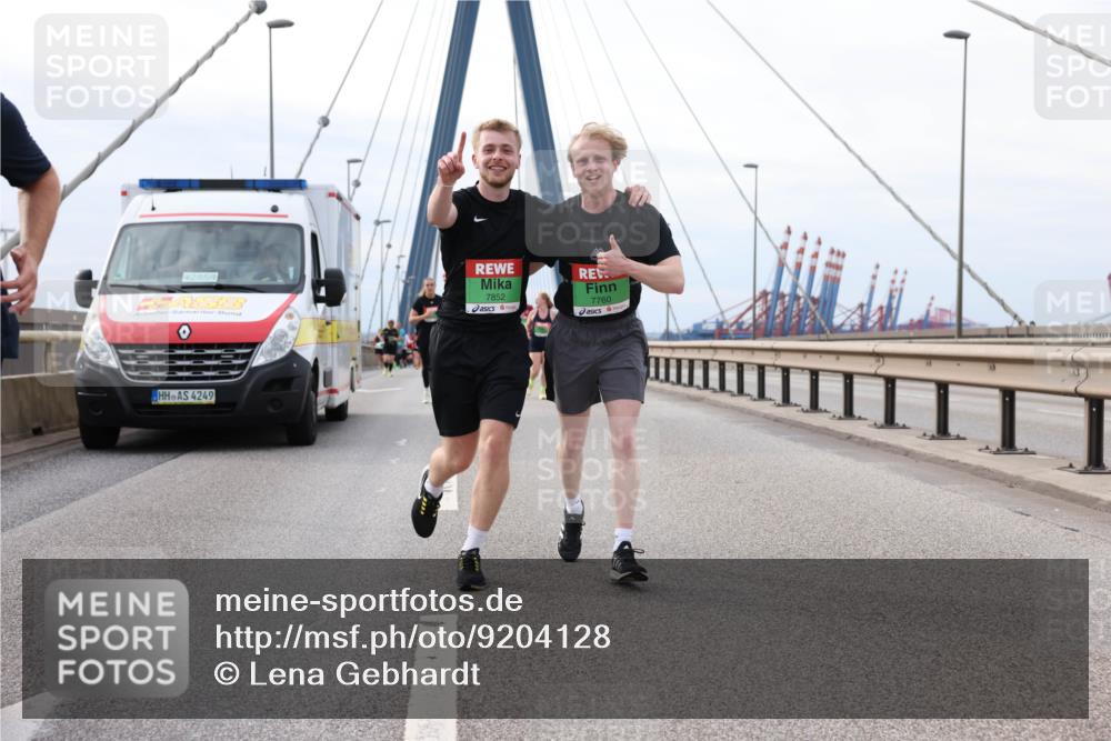 03.10.2025 - Köhlbrandbrückenlauf Lena Gebhardt http://msf.ph/oto/9204128 03.10.2025 15:55:37 Position 2 42, 85, 7852, 7760, 4249 meine-sportfotos.de