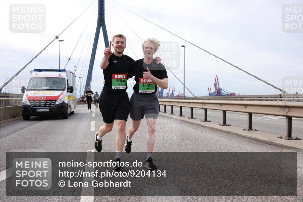 03.10.2025 - Köhlbrandbrückenlauf Lena Gebhardt http://msf.ph/oto/9204134 03.10.2025 15:55:38 Position 2 4249, 7852, 7760 meine-sportfotos.de