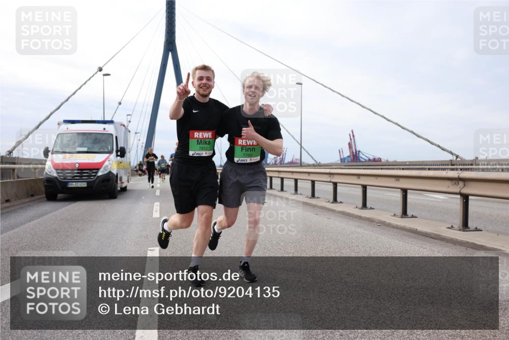 03.10.2025 - Köhlbrandbrückenlauf Lena Gebhardt http://msf.ph/oto/9204135 03.10.2025 15:55:38 Position 2 4249, 7852, 7760 meine-sportfotos.de