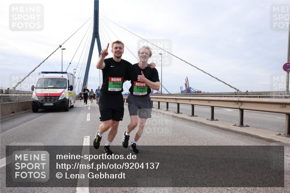 03.10.2025 - Köhlbrandbrückenlauf Lena Gebhardt http://msf.ph/oto/9204137 03.10.2025 15:55:38 Position 2 4249, 7852, 7760 meine-sportfotos.de