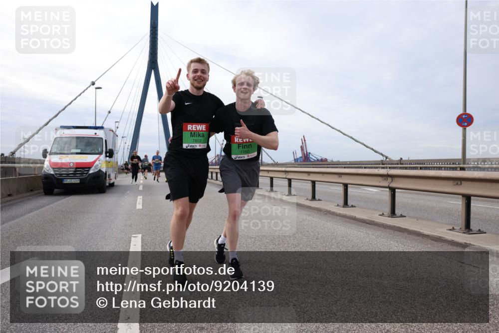 03.10.2025 - Köhlbrandbrückenlauf Lena Gebhardt http://msf.ph/oto/9204139 03.10.2025 15:55:38 Position 2 4249, 7852, 7760 meine-sportfotos.de