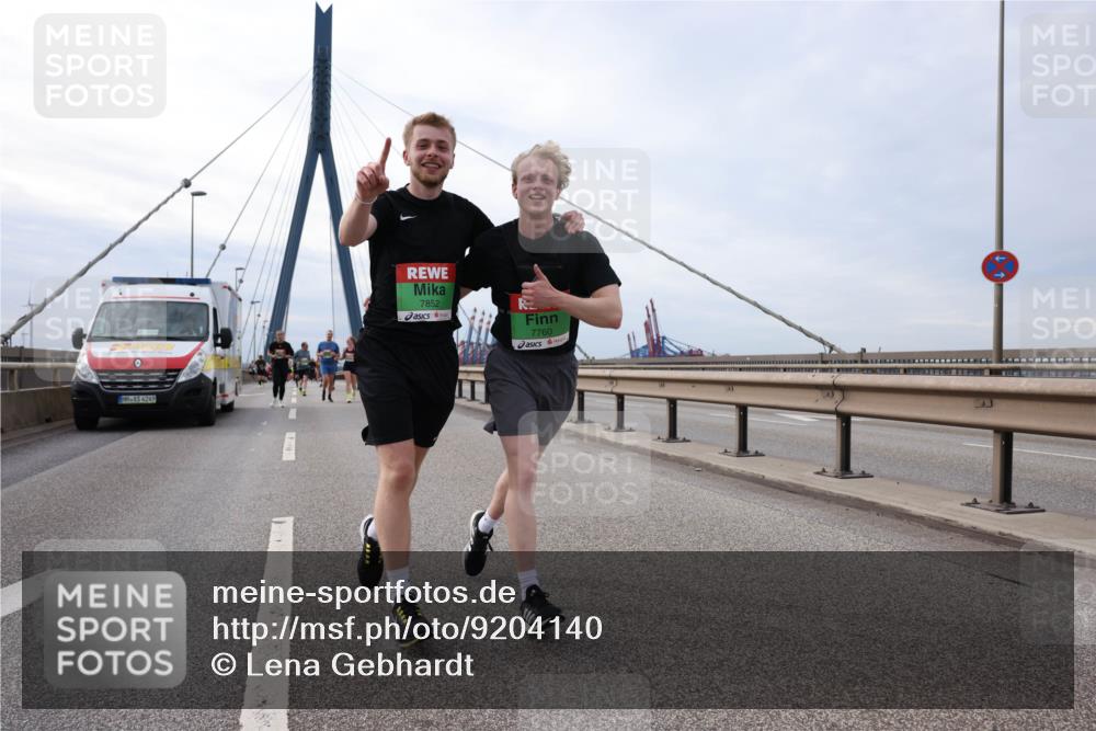 03.10.2025 - Köhlbrandbrückenlauf Lena Gebhardt http://msf.ph/oto/9204140 03.10.2025 15:55:38 Position 2 4249, 7852, 7760 meine-sportfotos.de