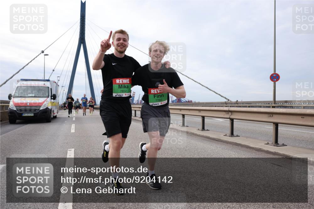 03.10.2025 - Köhlbrandbrückenlauf Lena Gebhardt http://msf.ph/oto/9204142 03.10.2025 15:55:39 Position 2 4249, 7852, 7760 meine-sportfotos.de