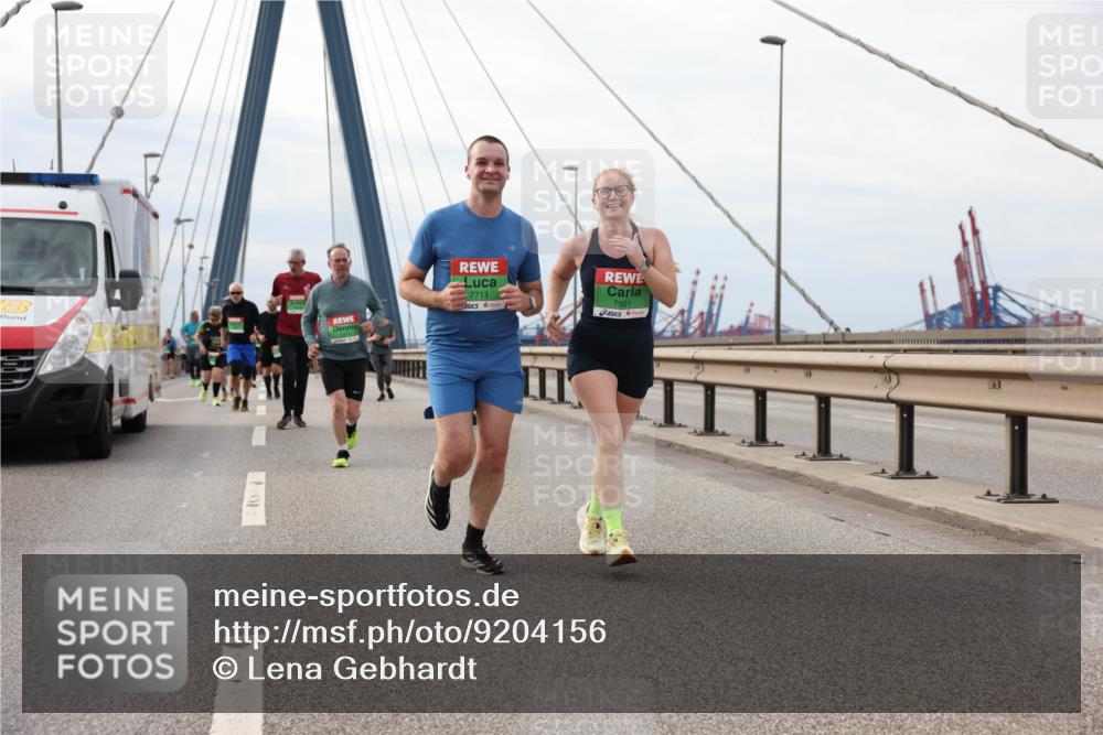 03.10.2025 - Köhlbrandbrückenlauf Lena Gebhardt http://msf.ph/oto/9204156 03.10.2025 15:55:44 Position 2 7711, 7801 meine-sportfotos.de