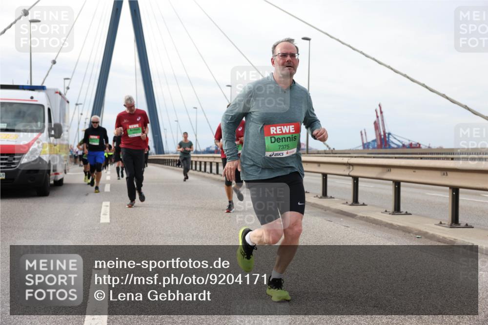 03.10.2025 - Köhlbrandbrückenlauf Lena Gebhardt http://msf.ph/oto/9204171 03.10.2025 15:55:46 Position 2 7375 meine-sportfotos.de