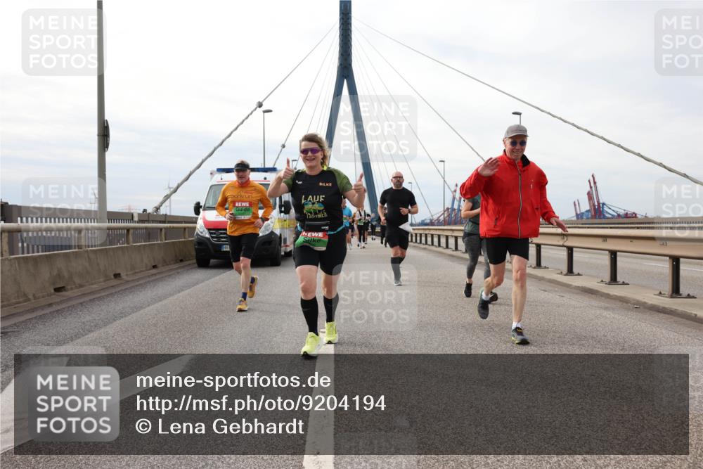 03.10.2025 - Köhlbrandbrückenlauf Lena Gebhardt http://msf.ph/oto/9204194 03.10.2025 15:55:51 Position 2  meine-sportfotos.de
