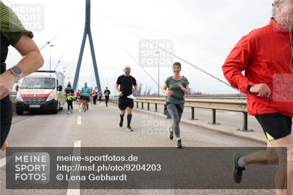 03.10.2025 - Köhlbrandbrückenlauf Lena Gebhardt http://msf.ph/oto/9204203 03.10.2025 15:55:52 Position 2  meine-sportfotos.de