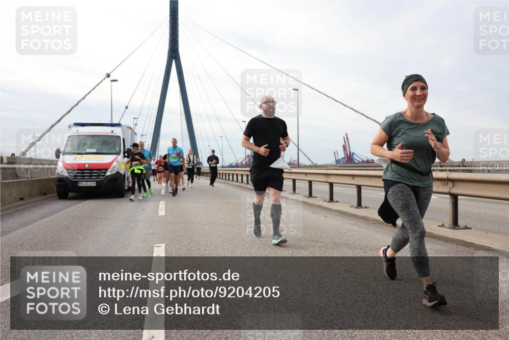 03.10.2025 - Köhlbrandbrückenlauf Lena Gebhardt http://msf.ph/oto/9204205 03.10.2025 15:55:53 Position 2 4249 meine-sportfotos.de
