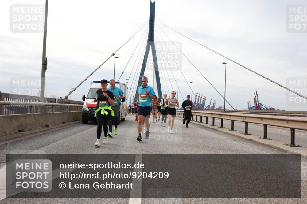 03.10.2025 - Köhlbrandbrückenlauf Lena Gebhardt http://msf.ph/oto/9204209 03.10.2025 15:55:55 Position 2  meine-sportfotos.de