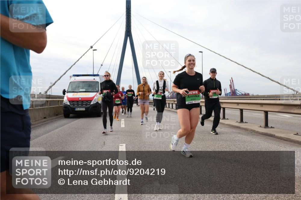 03.10.2025 - Köhlbrandbrückenlauf Lena Gebhardt http://msf.ph/oto/9204219 03.10.2025 15:55:57 Position 2 4249, 8050 meine-sportfotos.de
