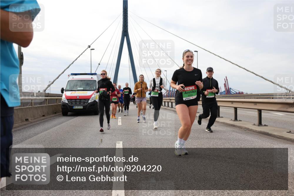 03.10.2025 - Köhlbrandbrückenlauf Lena Gebhardt http://msf.ph/oto/9204220 03.10.2025 15:55:58 Position 2 4249, 8050 meine-sportfotos.de