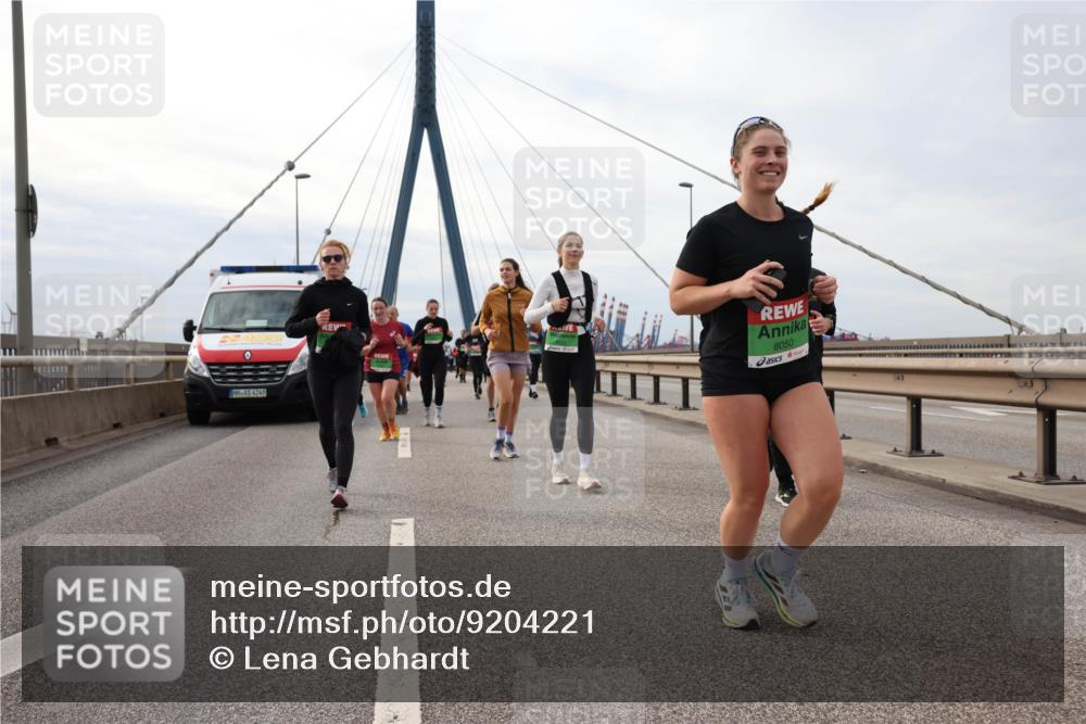 03.10.2025 - Köhlbrandbrückenlauf Lena Gebhardt http://msf.ph/oto/9204221 03.10.2025 15:55:58 Position 2 4249, 8050 meine-sportfotos.de