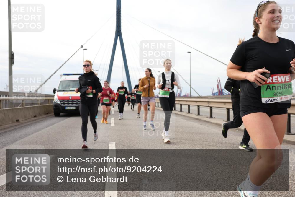 03.10.2025 - Köhlbrandbrückenlauf Lena Gebhardt http://msf.ph/oto/9204224 03.10.2025 15:55:58 Position 2 8050 meine-sportfotos.de