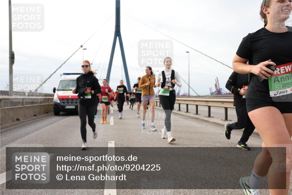 03.10.2025 - Köhlbrandbrückenlauf Lena Gebhardt http://msf.ph/oto/9204225 03.10.2025 15:55:58 Position 2 8050 meine-sportfotos.de