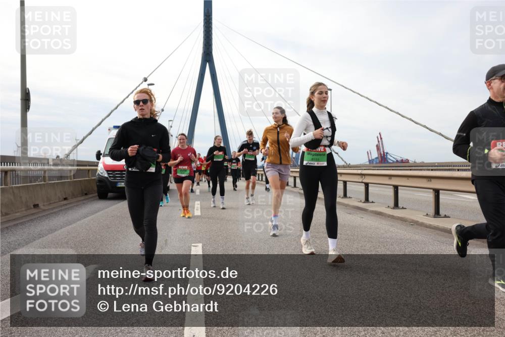 03.10.2025 - Köhlbrandbrückenlauf Lena Gebhardt http://msf.ph/oto/9204226 03.10.2025 15:55:59 Position 2 8155 meine-sportfotos.de