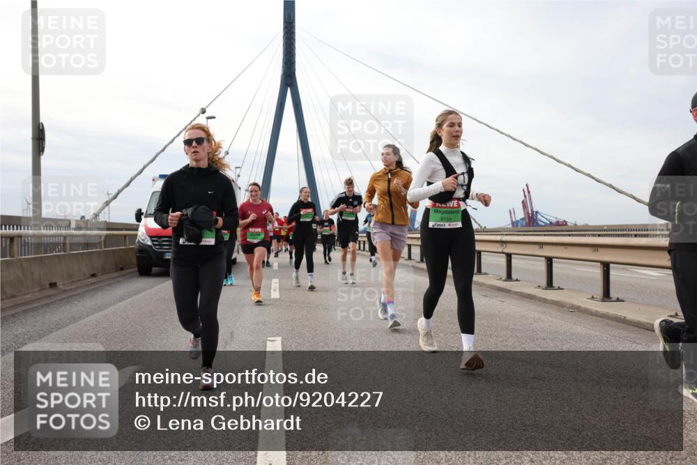 03.10.2025 - Köhlbrandbrückenlauf Lena Gebhardt http://msf.ph/oto/9204227 03.10.2025 15:55:59 Position 2  meine-sportfotos.de
