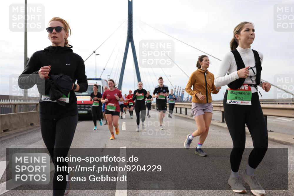 03.10.2025 - Köhlbrandbrückenlauf Lena Gebhardt http://msf.ph/oto/9204229 03.10.2025 15:55:59 Position 2 4240, 8155 meine-sportfotos.de