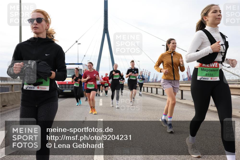 03.10.2025 - Köhlbrandbrückenlauf Lena Gebhardt http://msf.ph/oto/9204231 03.10.2025 15:55:59 Position 2 8155 meine-sportfotos.de