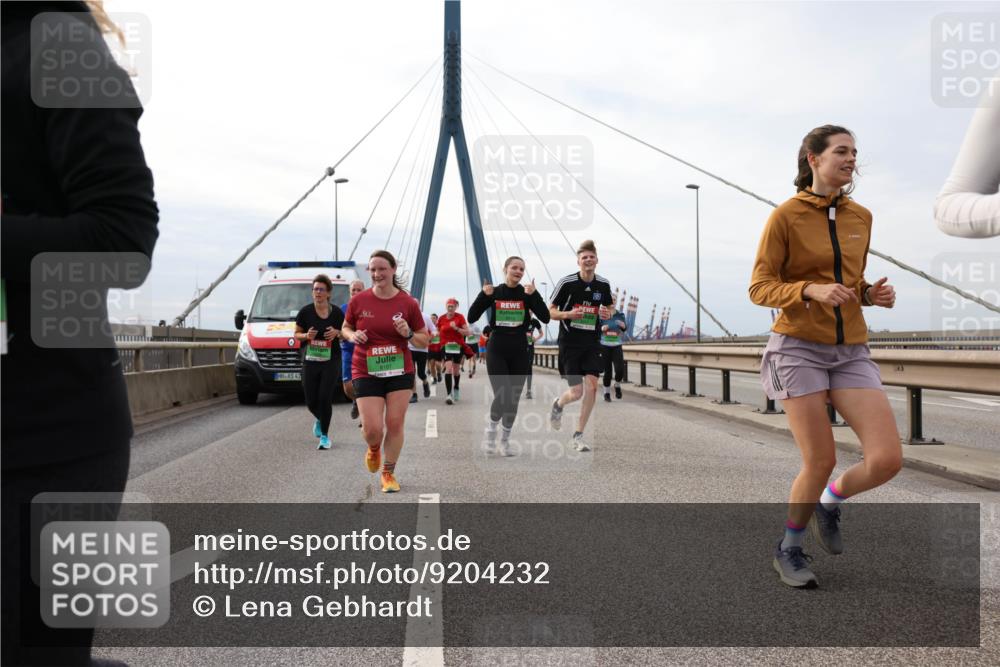 03.10.2025 - Köhlbrandbrückenlauf Lena Gebhardt http://msf.ph/oto/9204232 03.10.2025 15:56:00 Position 2 42, 8187 meine-sportfotos.de