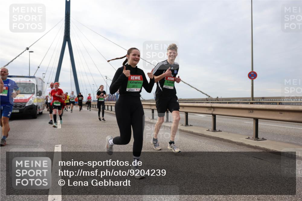 03.10.2025 - Köhlbrandbrückenlauf Lena Gebhardt http://msf.ph/oto/9204239 03.10.2025 15:56:01 Position 2 4249, 8910, 8913 meine-sportfotos.de