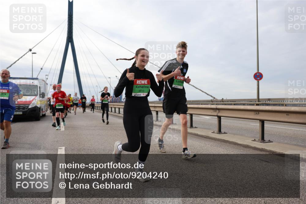 03.10.2025 - Köhlbrandbrückenlauf Lena Gebhardt http://msf.ph/oto/9204240 03.10.2025 15:56:01 Position 2 4249, 8910, 8913 meine-sportfotos.de