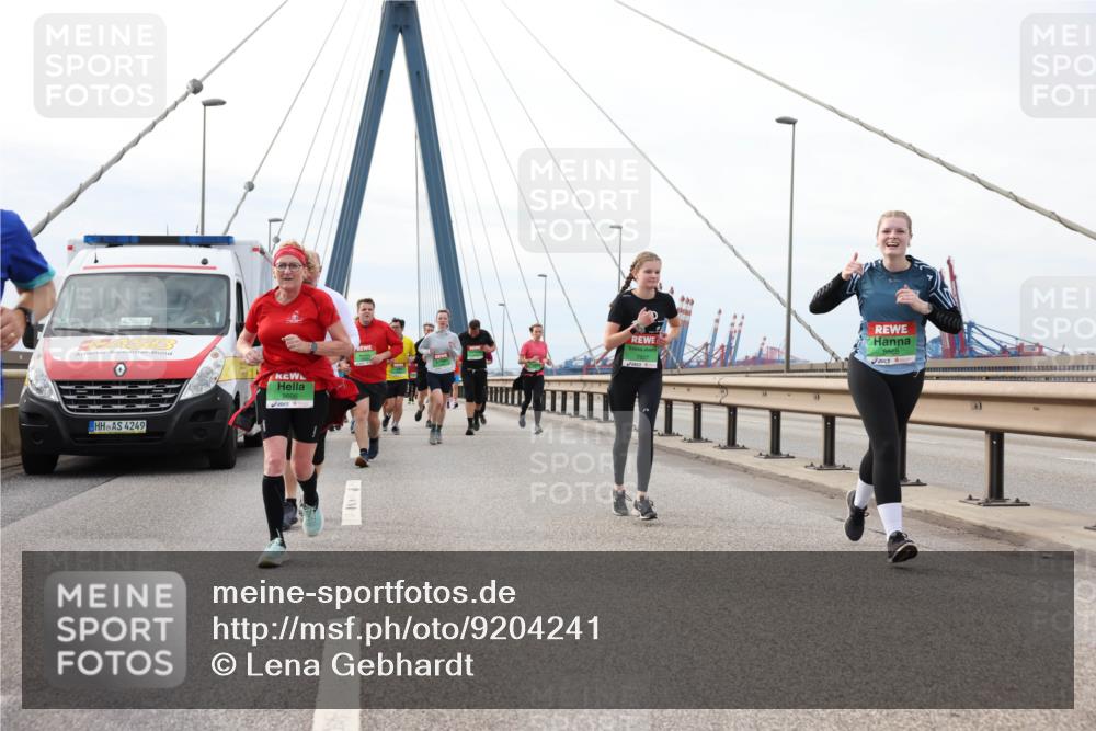 03.10.2025 - Köhlbrandbrückenlauf Lena Gebhardt http://msf.ph/oto/9204241 03.10.2025 15:56:02 Position 2 42, 85, 4, 4249, 8868 meine-sportfotos.de